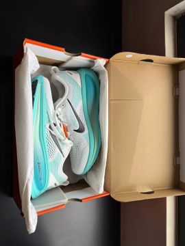 Tênis Nike Vomero 18 