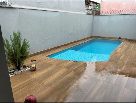 Lindo Sobrado com 3/4 sendo 2 suites. Ao lado da JK