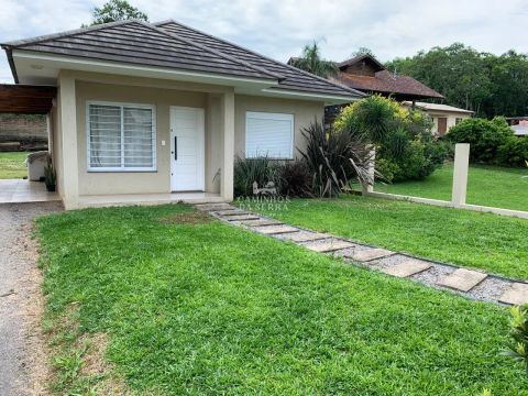 CASA SEMI-MOBILIADA À VENDA EM NOVA PETRÓPOLIS
