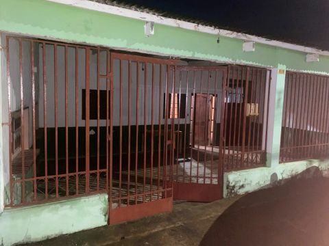 Casa com grade em frente - Aluguel ou venda 