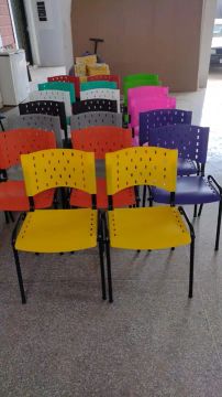 Cadeiras coloridas de plástico  NOVAS