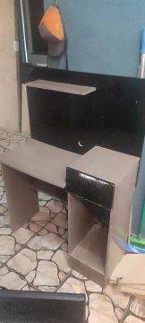 Mesa de Escritório Moderna e Funcional 
