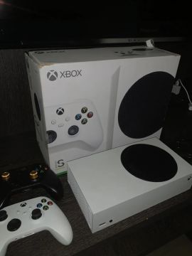Xbox Series S + 2 controles