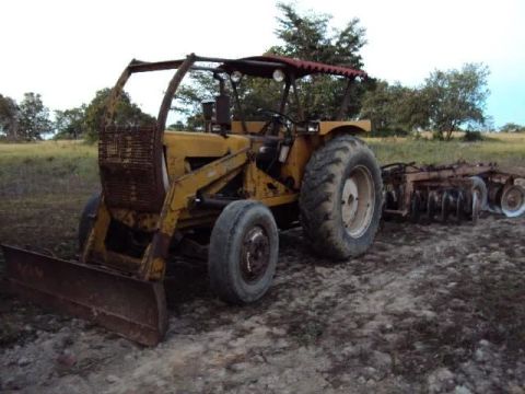 Trator CBT 2105 com grade, garfo e lâmina. Trabalhando 