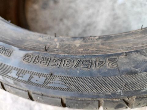 Pneu 245/35 R18