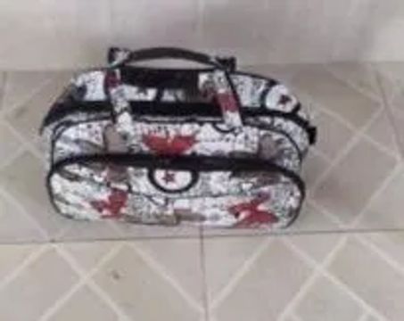 Bolsa de viagem média com estampa moderna