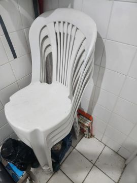Conjunto de Cadeiras Brancas de Plástico