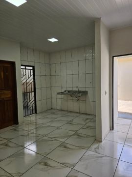 Aluga-se apartamento, com 1 quarto, sala/cozinha, banheiro, área de serviço.
