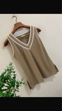 Conjunto Blusa feminina sem mangas bege com detalhes em branco e calça legging tam M