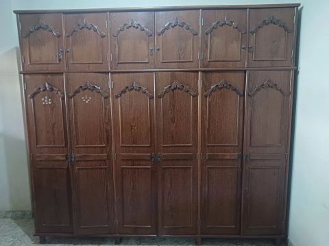 Vendo guarda roupas 6 portas, madeira sucupira, 8 gavetas 