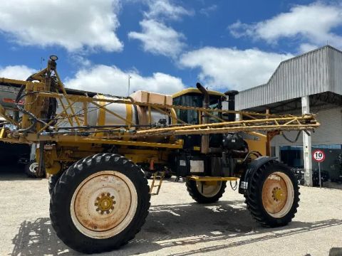 Pulverizador Caterpillar Rogator 884