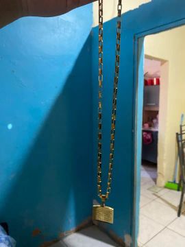 Cordão de Ouro com Pingente de Livro Sagrado