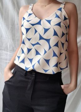 Blusinha alças trançadas.