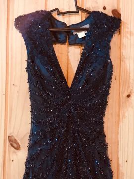 Vestido de festa azul longo com detalhes em pedrarias