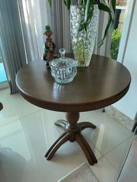 Mesa decorativa em madeira 
