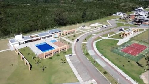 Terreno a venda em condominio fechado.