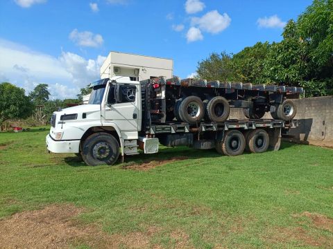 Caminhão Mercedes 2638 com Julieta engatado em Ariquemes 
