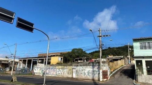 Terreno comercial de esquina com aproximadamente 1200m² de área, medindo 22 metros pela av