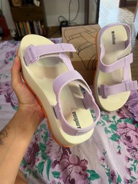 Sandália Melissa em roxo e branco