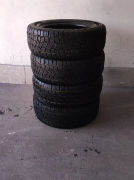 4 (quatro) pneus Max Tyres, remold 205/60 r16 90r. Em boas condições