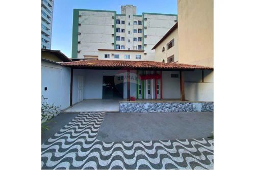 Aluga-se Casa Comercial - Área Externa - 3 Salas - 4 Banheiros - 300m² - Itaparica