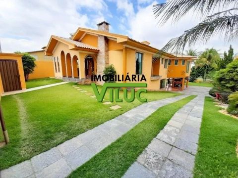 Casa com 4 Quartos e 6 banheiros à Venda, 1.080.00 m² por R$ 2.200.000