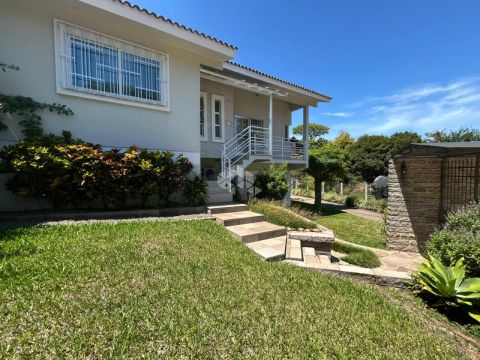 Casa de 3 dormitórios com uma área de 1.266 m² de terreno no bairro Higienópolis.