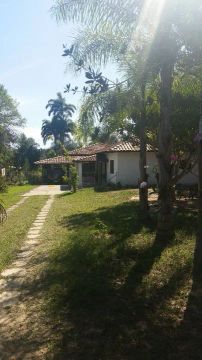 Sítio com casa, piscina e pomar em Fernão