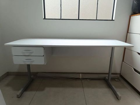 Mesa de Escritório Cinza Cristal com 2 Gavetas. Tamanho: 160x60