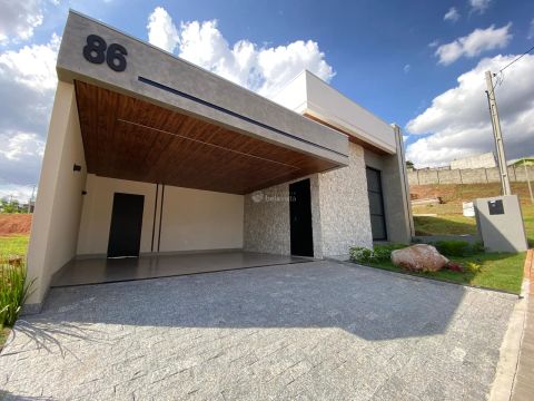 CASA SEMIMOBILIADA DE ÓTIMO PADRÃO À VENDA NO CONDOMÍNIO VIVERE PARC EM APUCARANA