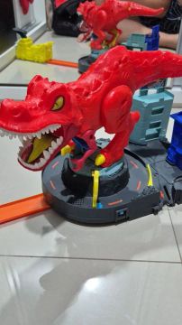 pista hotwheels ataque dinossauro