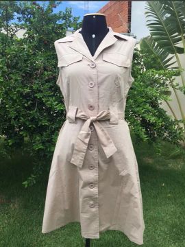 Vestido bege com cinto