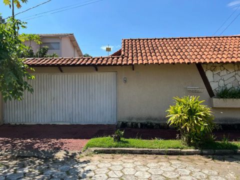 Casa alto padrão para venda em São Lourenço - MG.