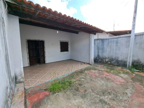 Casa espaçosa, ventilada e bem localizada