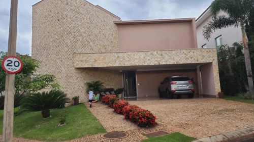 Alugo casa Cond Flamboyant 3 / Uberaba 