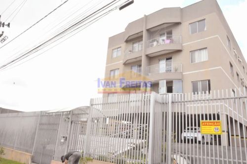Amplo apartamento semimobiliado com sacada no Novo Mundo