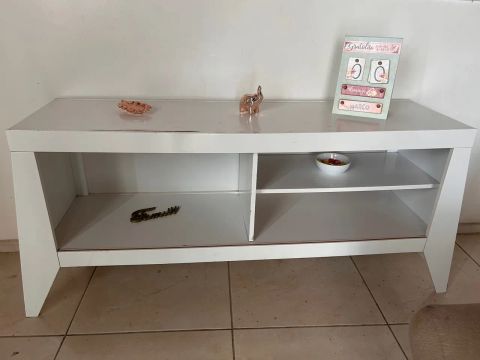 Rack de madeira branco com 2 prateleiras