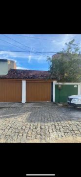 Casa com 2 vagas de garagem em condomínio fechado