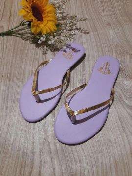 Rasteira Feminina Lilás com Detalhe Dourado