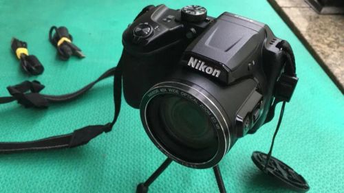 Câmera Nikon CoolPix B-500 com Bolsa e Cartão 32GB: Zoom 4x, Wi-Fi e Flash Integrado!
