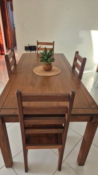 Mesa de Jantar de Madeira Maciça