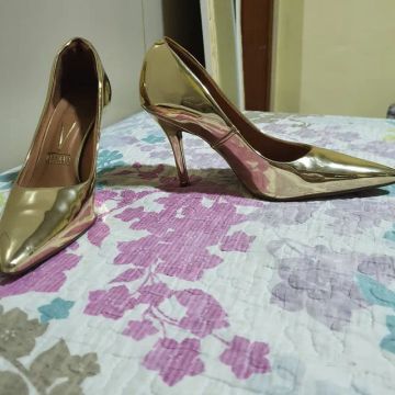 Sapato bico fino Scarpin marca Vizzano dourado salto médio 36 ano novo