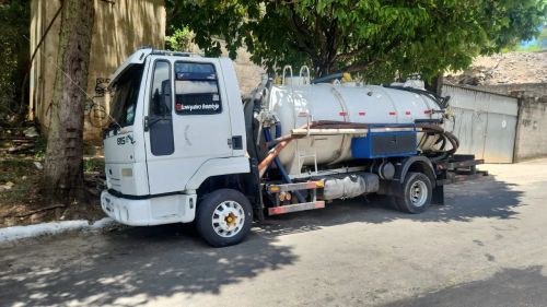 Caminhão limpa fossa 
