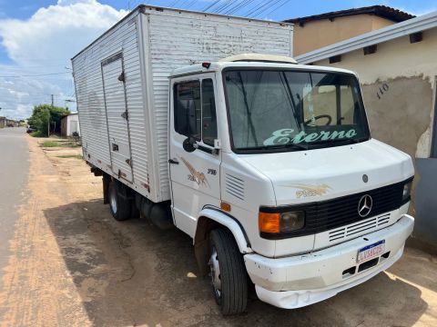 Mercedinha 710 com baú 