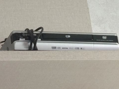 DVD  e vídeo cassete podendo entrar 500 fitas