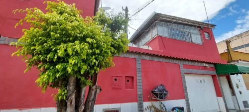 Vendo casa Califórnia 3 quartos, 2 suítes, 4 banheiros, terraço fechado, toda murada.