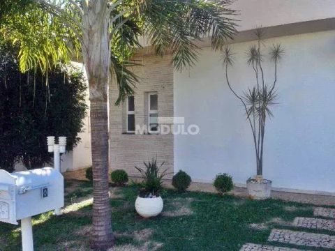 Casa residencial em condomínio Jardins Roma com 3 suítes