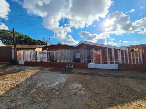 Casa Residencial com 3 quartos para alugar por R$ 1170.00, 10.00 m2 - JARDIM TIBAGI - APUC