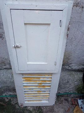 Janela de madeira com veneziana