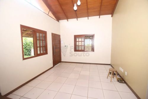 Casa Espaçosa com 3 Dormitórios e Piscina no Laranjal!